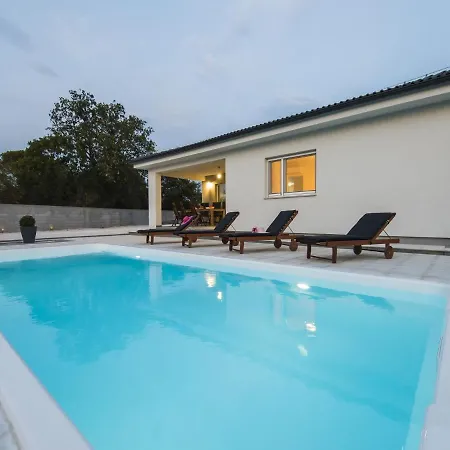 Beautiful With Private Swimming Pool Vila