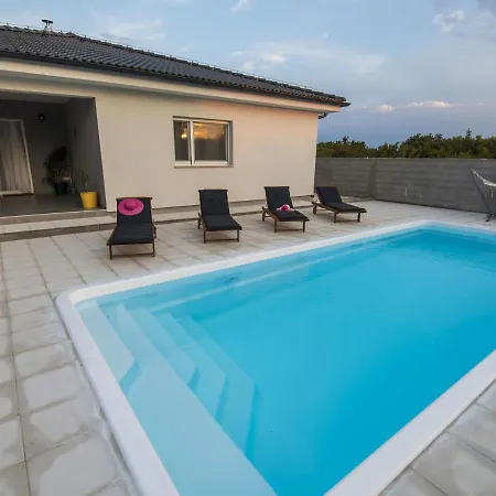 Beautiful With Private Swimming Pool *