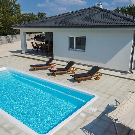 Beautiful With Private Swimming Pool